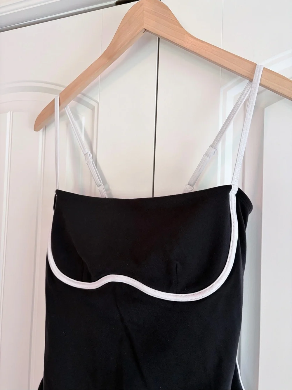 Alo Yoga Airbrush Streamlined Dress Black White Piping Women's Size M EUC